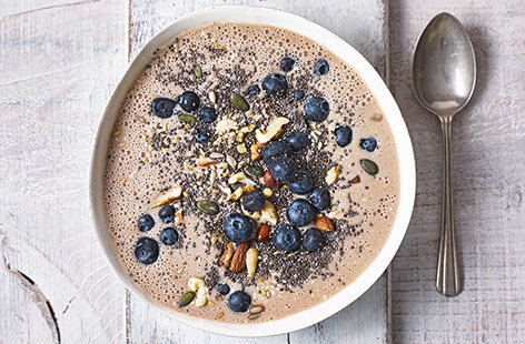 Spice up your morning with this gorgeous vegan smoothie bowl, made with chai tea-infused almond milk, frozen bananas and a delicate pinch of warming cinnamon. 